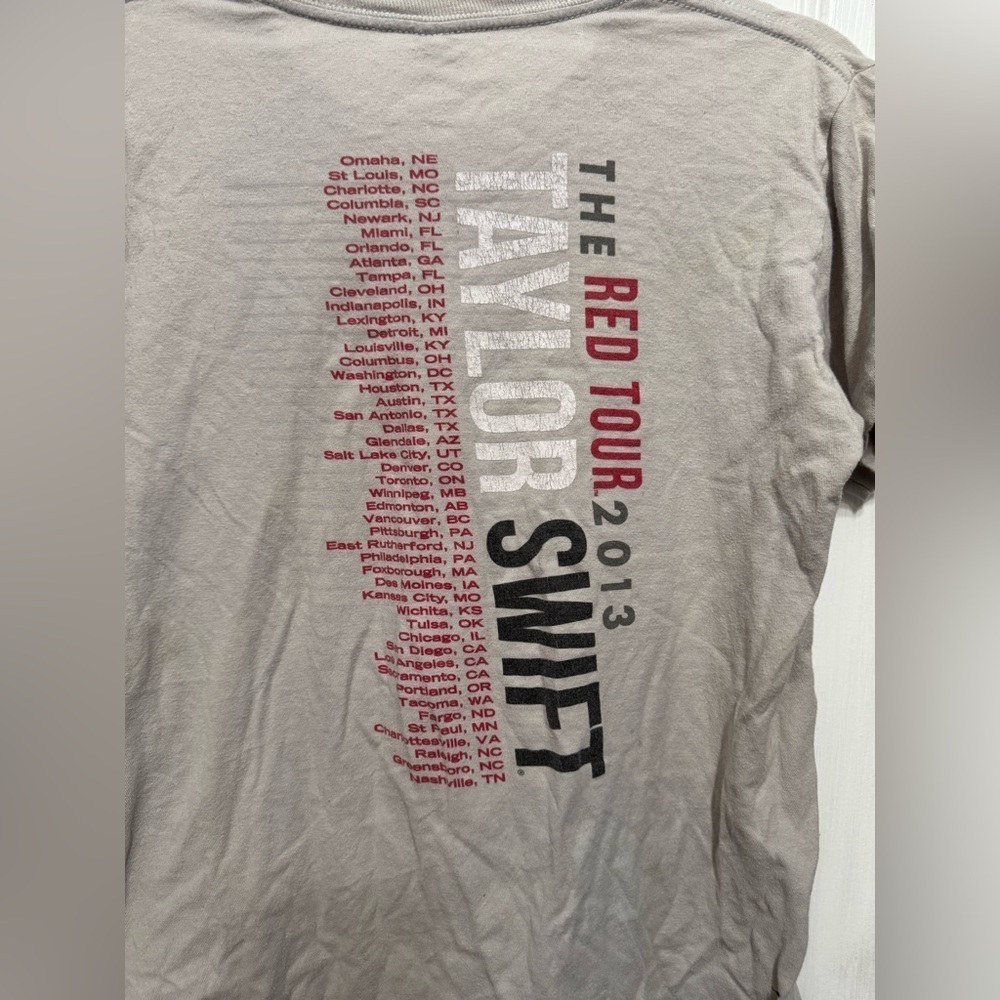 Taylor Swift The RED Tour 2013 Concert T-Shirt Women’s Small Unisex Light Gray - Picture 11 of 16